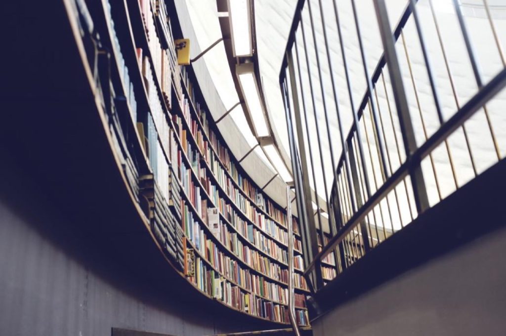 Rayonnages de livres en arc de cercle dans une bibliothèque