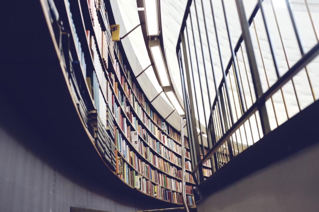 Rayonnages de livres en arc de cercle dans une bibliothèque