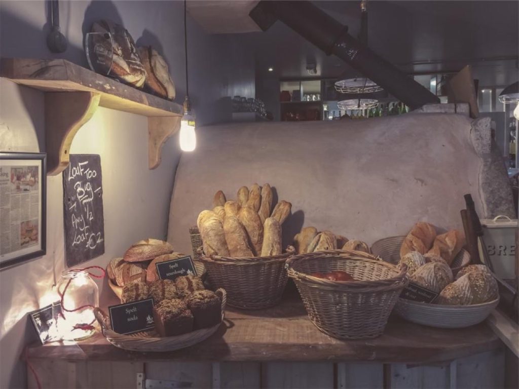 Paniers de pains sur l’étal d’une boulangerie