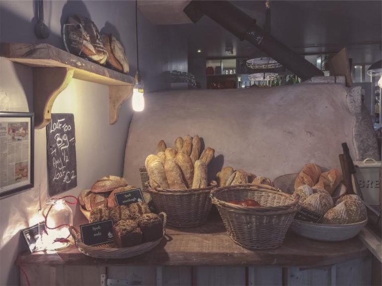 Paniers de pains sur l’étal d’une boulangerie