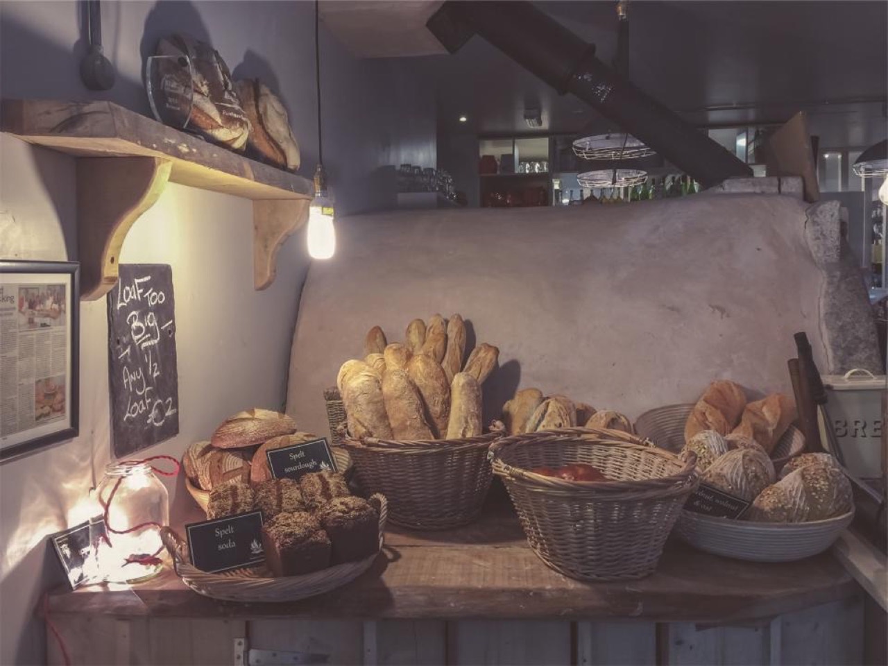 Paniers de pains sur l’étal d’une boulangerie