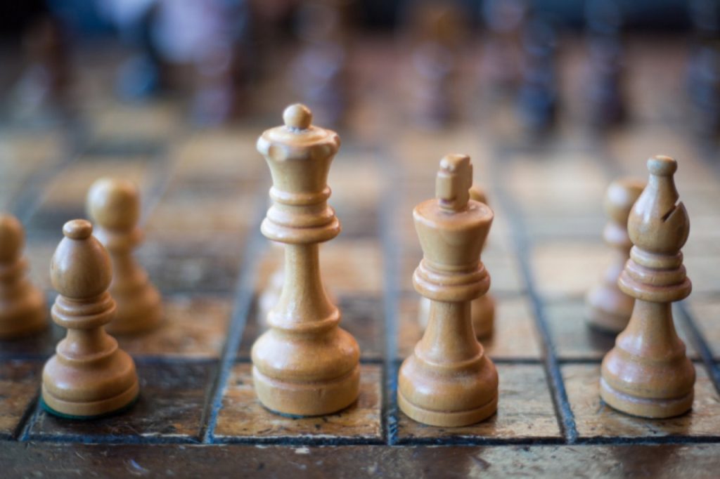 Pièces d’échecs en bois sur un échiquier