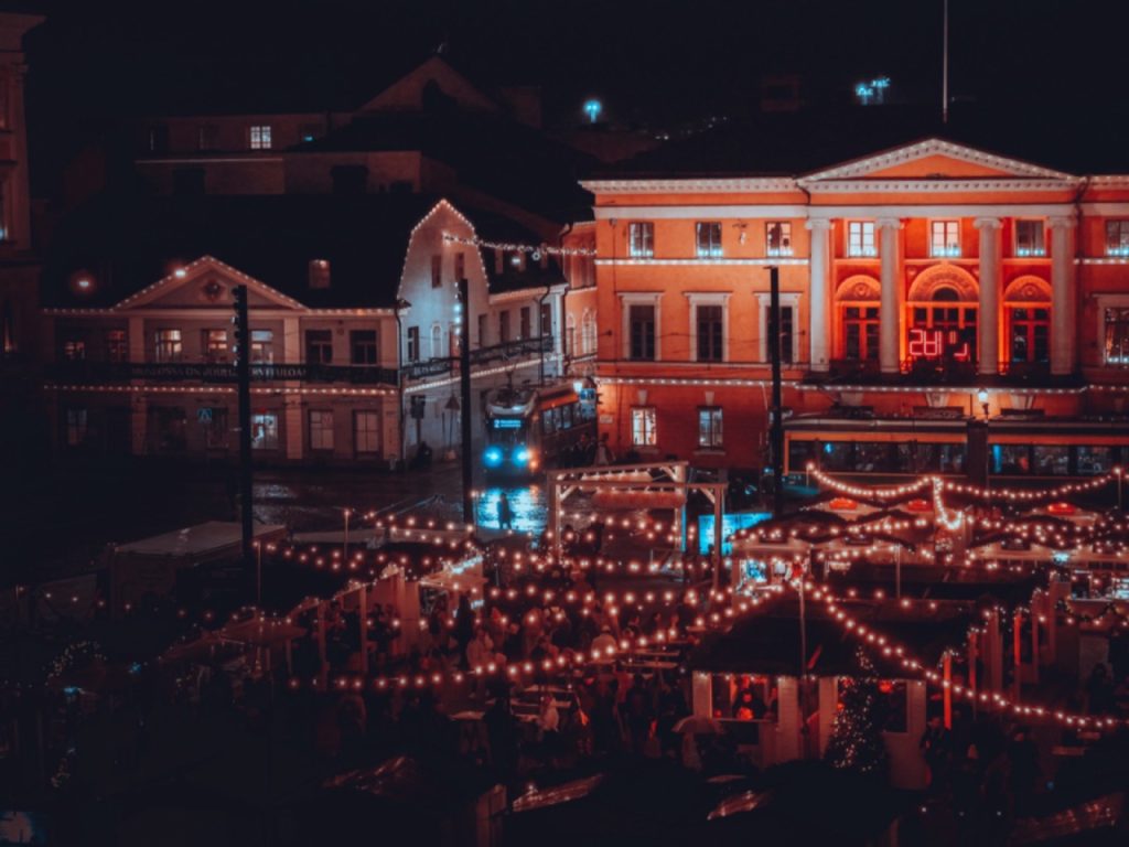 Guirlandes lumineuses au-dessus d’une place un soir d’hiver