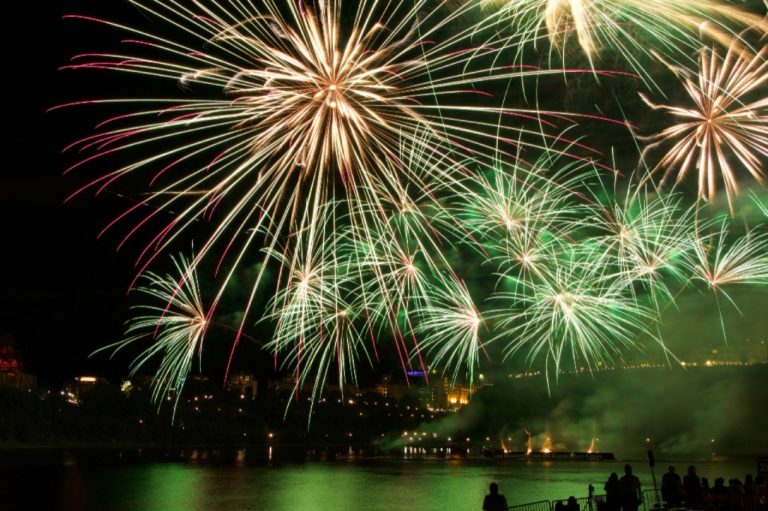 Feu d’artifice au-dessus d’un plan d’eau