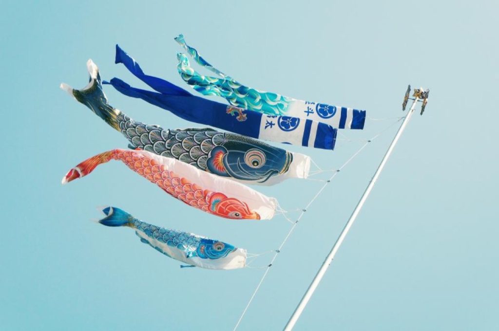 Manches à air en forme de poissons dans le ciel