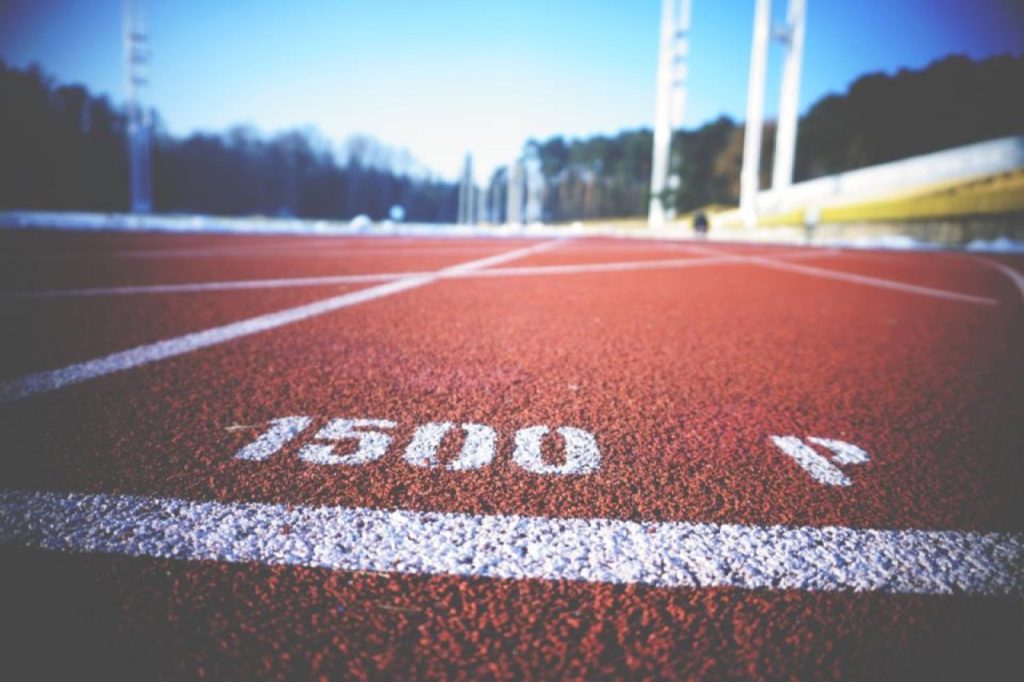 Ligne de départ du 1500 mètres sur une piste d’athlétisme