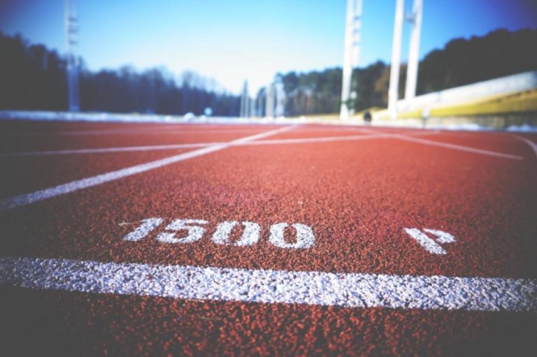 Ligne de départ du 1500 mètres sur une piste d’athlétisme