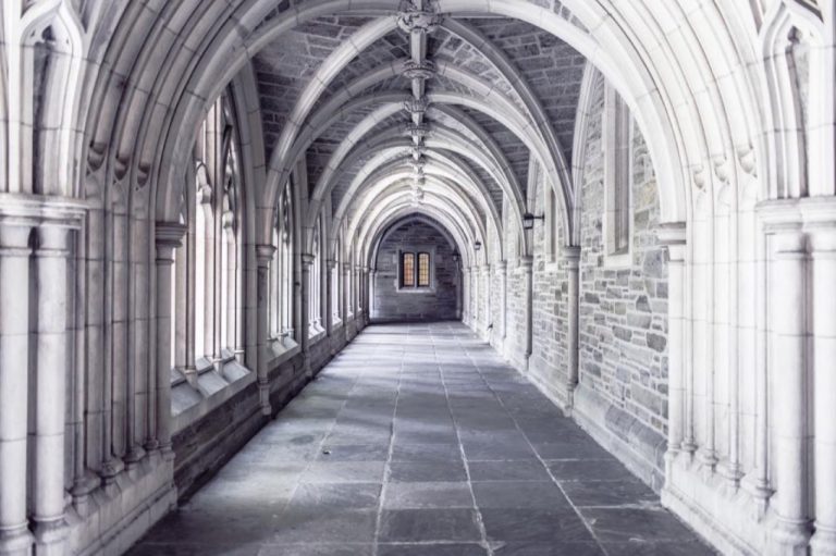 Galerie voûtée en pierre claire