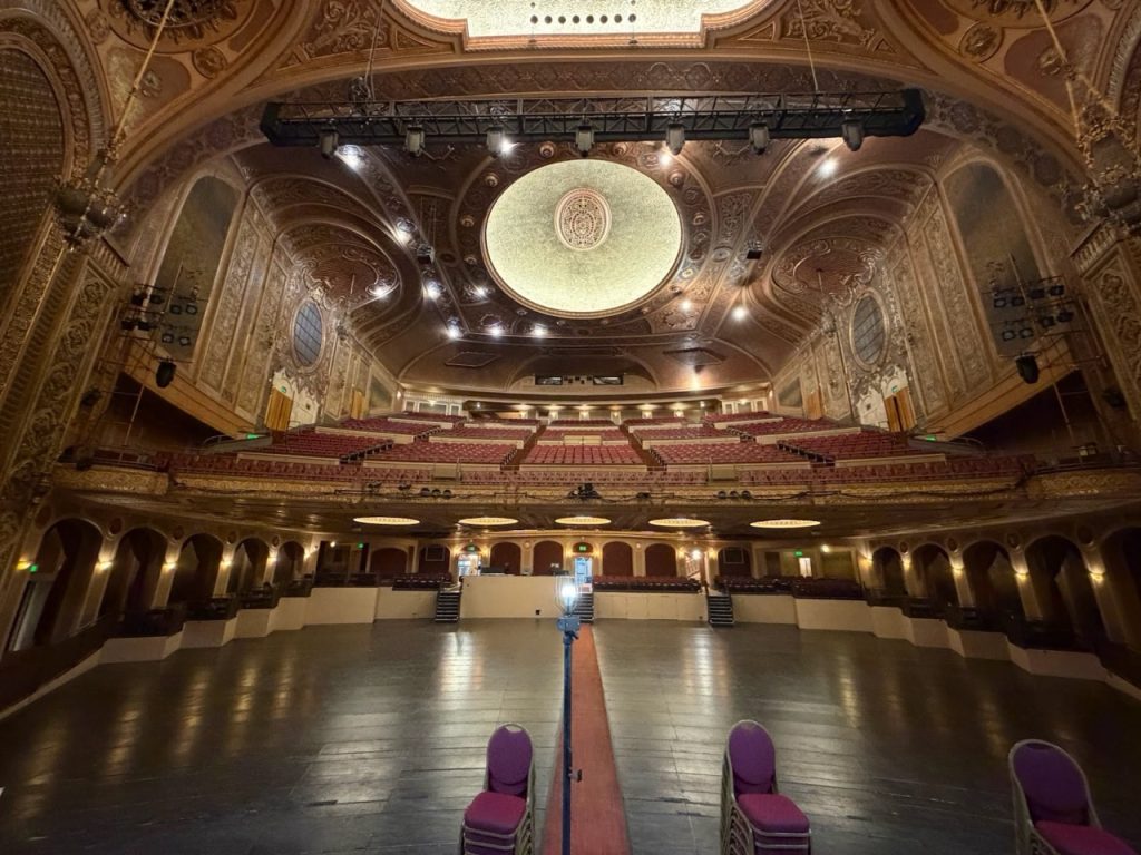 Salle de théâtre à l’italienne vue depuis la scène