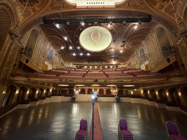 Salle de théâtre à l’italienne vue depuis la scène